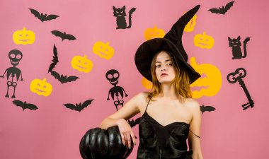 Kadın giyim mağazası Cadılar Bayramı 'nı kutluyor. Seksi Korku özgeçmişi. Cadılar Bayramı şapkalı ve balkabaklı çıplak kadın cadı. Cadılar Bayramı için iç çamaşırı. Moda satışı için sonbahar zamanı.