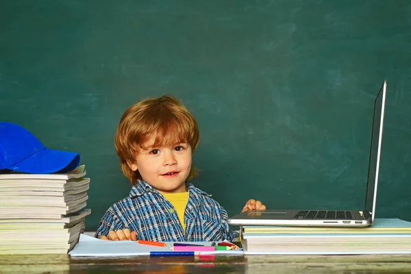 School lessen. Kid is aan het leren in de klas op achtergrond van Blackboard. Leraren dag. Thuisonderwijs. School-en onderwijsconcept — Stockfoto