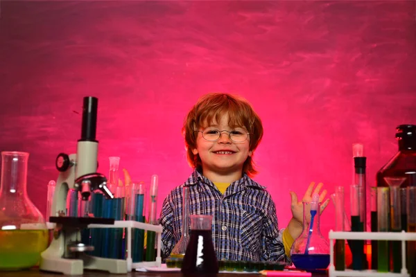 Barn från grundskolan. Junior år kemi. Biologi experiment med Mikroskop. Utbildning. Kemi lektion. En kemi demonstration — Stockfoto