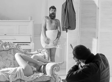 Başka bir adam ile hile karısı ise eve gelen adam