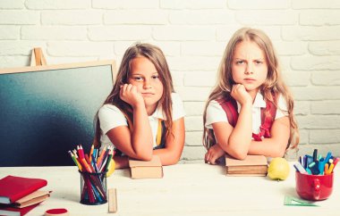 Derste 1 Eylül itibariyle sıkılmış okul çocukları. Geri okul ve evde eğitim için. Dostluk bilgi gün sınıfta küçük kız kardeş. Küçük kızları öğle tatilinde elma yerim. Okul zamanı kız