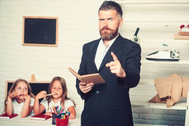 Geri okul ve evde eğitim için. geri okul kavramı gösteren öğretmen kitap okumak için küçük çocuklar için.