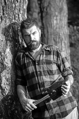 Küçük kürek tutan ve eski ağaca yaslanmış acımasız oduncu. Çölde dolaşıp şık sakallı hippi. Genç doğa, çevre ve ekoloji kavramı çalışan bilim adamı konsantre