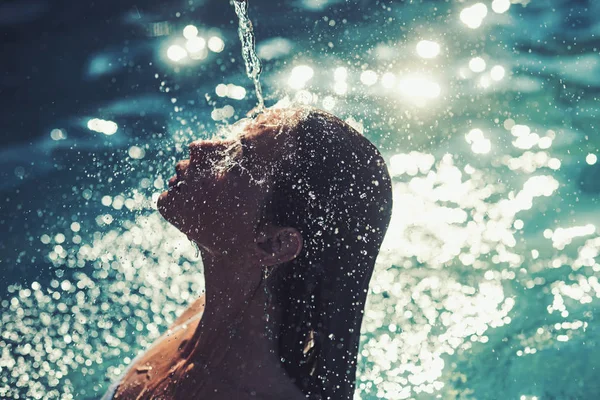 Détendez-vous dans la piscine spa, le rafraîchissement et les soins de la peau. se détendre pendant les vacances d'été et vacances — Photo