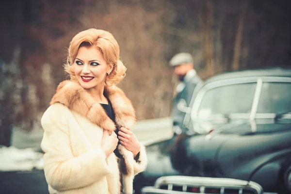 Braut und Bräutigam im Retro-Auto. Hochzeit — Stockfoto