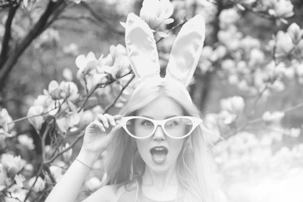 张开嘴，兔子耳朵和滑稽眼镜惊喜的女孩 — 图库照片
