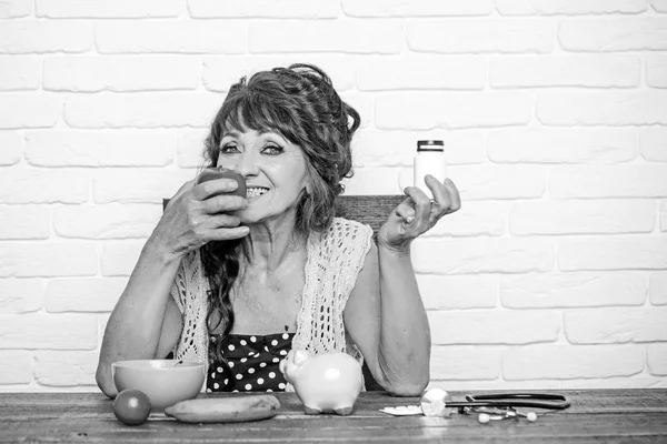 Mulher idosa escolhe frasco de maçã ou pílula — Fotografia de Stock