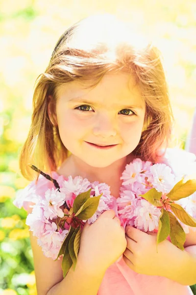 C'est mes meilleures vacances d'été. Au printemps. Petite fille au printemps ensoleillé. visage et soin de la peau. allergie aux fleurs. Mode fille d'été. Bonne enfance. Petit enfant. Beauté naturelle. Journée de l'enfant — Photo