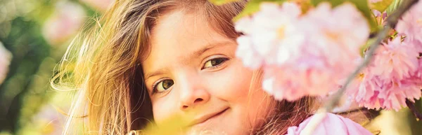 Une journée chaude. Au printemps. météo. visage et soin de la peau. allergie aux fleurs. Petite fille au printemps ensoleillé. Petit enfant. Beauté naturelle. Journée de l'enfance. Mode fille d'été. Bonne enfance — Photo