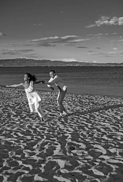 Coppia felice che corre sulla spiaggia tropicale al tramonto, Vacanza . — Foto Stock