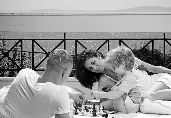 Küçük çocuk ve satranç oynarken annesi ile babası — Stok fotoğraf