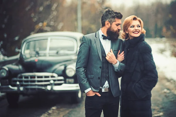 Jovem casal no carro retro em férias de inverno . — Fotografia de Stock