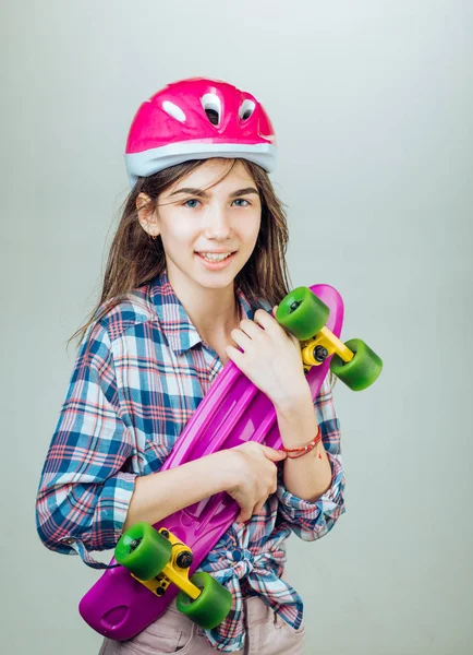 Mini-Kreuzfahrtschiff aus Plastik. Frühling. Hipster-Mädchen mit Penny-Board. Skateboard Sport Hobby. Sommeraktivität. Stadtbild, Stadtleben. bereit, auf der Straße zu fahren. Skaterin — Stockfoto