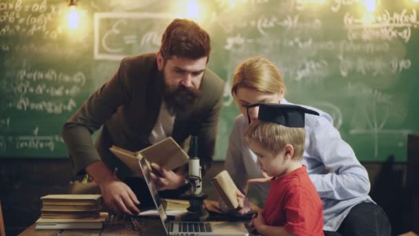 El maestro anima al niño a estudiar. El profesor le ofrece un libro al chico de la escuela. El chico ignora a los maestros en la escuela. Proceso de aprendizaje en la escuela. Concepto de aprendizaje. De vuelta a la escuela. Convencer a leer libros . — Vídeos de Stock