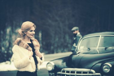 koleksiyonu retro tarzı arabaya. koleksiyon araba ve yol üzerinde çift.
