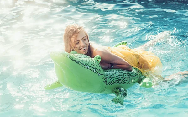 Femme sexy sur la mer avec matelas gonflable. Mode crocodile cuir et fille dans l'eau. Détendez-vous dans la piscine de luxe. Aventures de fille sur crocodile. Vacances d'été et voyage à l'océan, Maldives — Photo