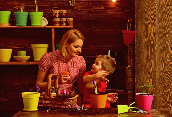 Bahar kavramı. Küçük çocuk ve anne bitki çiçek bahar. Anne ve oğlu bahar çiçek Çömlekçilik. Bahar geldi — Stok fotoğraf