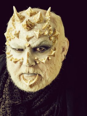 Papatyanın yüz ve Beyaz gözlü canavar