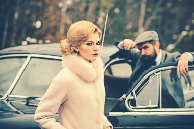 Retro araba açık genç lüks çifte.