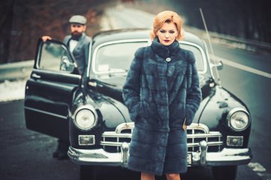 yolda lüks insanlarla hiking hitch. Otostop kadın ve sakallı adam tarafından retro araba.