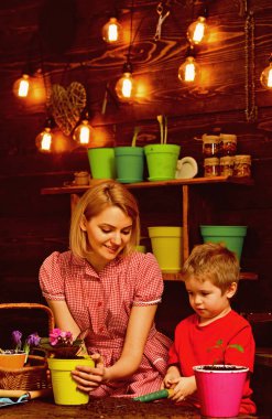 Dünya kavramı kaydetmek. Anne ve oğlu yeni tencerede çiçek dikim Dünya'yı kurtarmak için. Anne ve çocuk houseplant siyah toprak veya toprak dikim Dünya'yı kurtarmak için. Toprak gelecek için kaydetmek