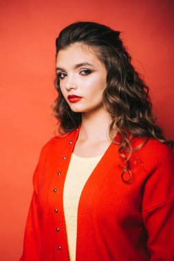 Bir palto her yerde işe yarar. Genç kadın modaya uygun görünüyor. Moda kız sevimli hırka giymek. Moda modeli moda bir görünüm. Tatlı kız. Sonbahar moda trendi. Sonbahar için casual örme kazak tasarım trendi