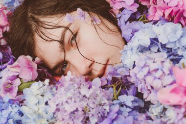 yaz makyajlı kız. Makyaj kozmetik ve cilt bakımı. Ortanca çiçekleri olan bahar kadını. Yaz güzelliği. Kadının moda portresi. Sağlıklı saç ve cilt. Bahar her yerde