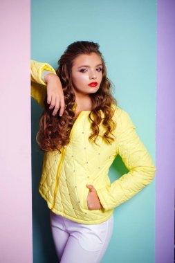 Ceketi tüm kıyafetinin tonunu belirliyor. Sonbahar moda trendi. Tatlı kız. Moda modeli moda bir görünüm. Genç kadın modaya uygun görünüyor. Moda kız sevimli ceket giymek. Sonbahar için casual ceket trendi