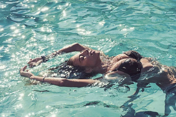 Відпочиньте в спа-басейні, освіження та догляду за шкірою. Літній відпочинок та подорожі до океану. Сексуальна жінка на Карибське море у Багами. Краса жінки зволоженою у ванну. Мальдіви або Майамі-Біч — стокове фото