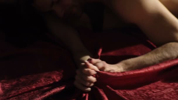 O orgasmo feminino. Conceito de sexo e prazer. Sensação de prazer sexual intenso. Mão apertar roupas de cama. Gemendo em êxtase sexual. Amantes nus sexo apaixonado. Casal apaixonado tem sexo fazer amor . — Vídeo de Stock