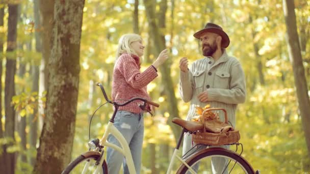 Urlaub im Freien. Herbstpaar. glückliche junge Menschen im Park an einem sonnigen Herbsttag. sinnliche Frau und junger Mann im Herbstwald. retuschiert und natürliches Licht. — Stockvideo