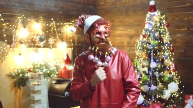 Noel Sakal tarzı. Yeni yıl - parti eğlenceli. Noel Baba mutlu Noeller diler. Noel kutlaması. Sakallı deli adam kameraya bakıyor. Yeni Yıl elbisesi.