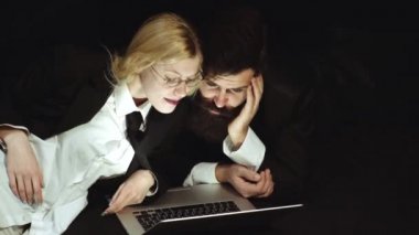 Müşteri hizmetleri acentesi - çift. Konuş benimle. Canlı Sohbet ve Sohbet Bot. İş dünyası çifti. Neşeli enerjik kadın ve yakışıklı adam bilgisayar tutarken aşağı bakıyor. İnternet ve sosyal medya konsepti.