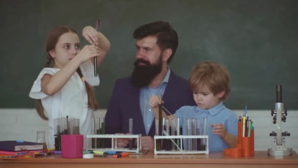 Was in der Chemie gelehrt wird. Stundenpläne - Chemie an der Mittelschule. zurück zur Schule und zum Schulbesuch zu Hause. — Stockvideo