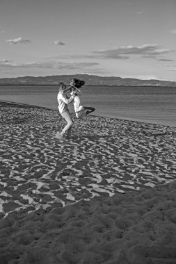 kumlu plajda dans çift. dans ve yaz aylarında mutlu genç çift ile eğlenmek.