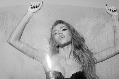 Yağmur. Su ile doldurulmuş cam. Cam ve kadın.