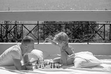 Mutlu bir aile tatil yaz. Baba ve oğul, yaz tatili oyun satranç.