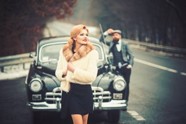 Romantik bir randevuda aşık olan bir çift. Tamirci sürücü tarafından Retro toplama araba ve oto tamir. Seyahat ve iş gezisi veya otostop yürüyüşü. Güvenlik tarafından kız eskort. Sakallı adam ve kürk manto seksi kadın.