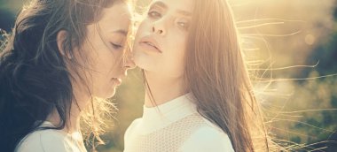 Sağlıklı görünümlü kalınlık. Sağlıklı saçlı genç kadınlar. Uzun saç stili ile sevimli kızlar. Doğal dalgalı saç modeli ile Genç kızlar. Saç bakımı ve saç şekillendirme rutini