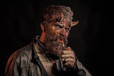 Cadılar Bayramı adam şeytan darbe ateş siyah arka plan üzerine dışarı