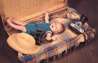 Bir bebek bekliyor. Tatlı küçük bebek. Yeni bir hayat ve Doğum. Küçük kız çantada. Seyahat ve macera. Aile. Çocuk Bakımı. Mutlu küçük çocuk portresi. Çocukluk mutluluk. Foto muhabiri