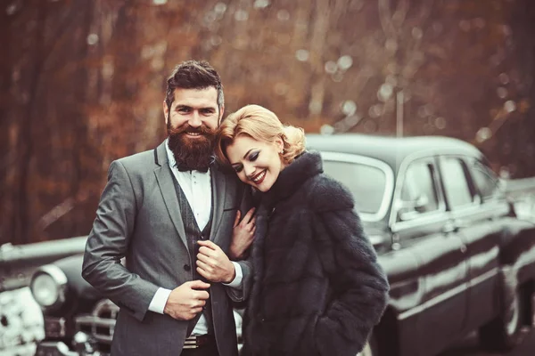 Egy házaspár szerelmes retro esküvői autó. — Stock Fotó