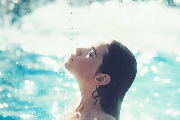 Cuidado de la piel y estilo de vida saludable. cuidado de la piel de la mujer en la piscina de agua —  Fotos de Stock