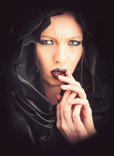 종교와 죽음 개념입니다. 신비한 검은 후드에 화장으로 종교 여자. — 스톡 사진