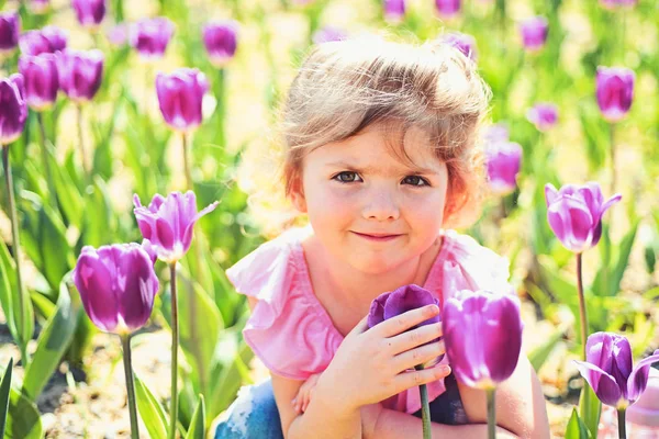 Napsütéses tavaszi kislány. Nyári lány divat. Boldog gyermekkor. arc- és bőrápoló. allergia a virág. Tavaszi tulipán. Időjárás-előrejelzés. Kis gyerek. Természetes szépség. Gyermeknap. Forever young. — Stock Fotó