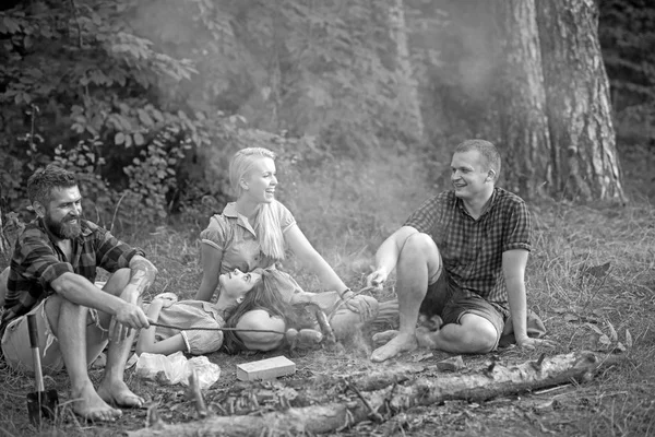 Amigos no acampamento com salsichas varas na floresta — Fotografia de Stock