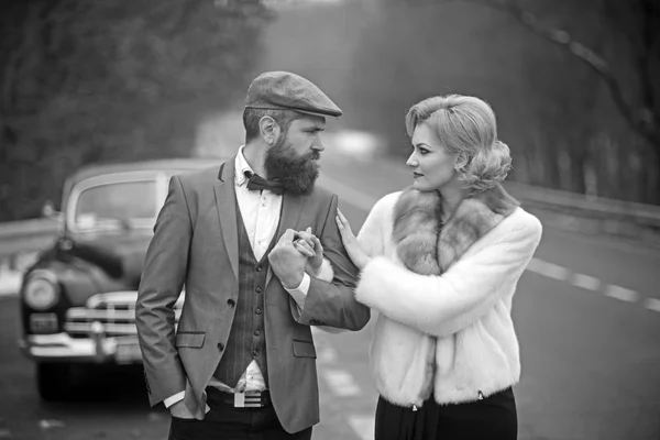 Incontro di donna in pelliccia e uomo barbuto. incontro e data di coppia innamorata — Foto Stock