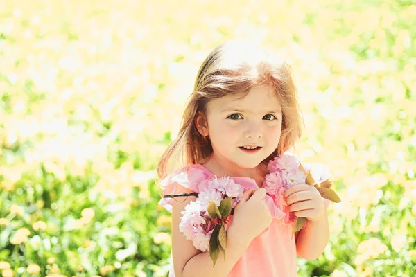 Enchanté. Mode fille d'été. Bonne enfance. Au printemps. météo. visage et soin de la peau. allergie aux fleurs. Petit enfant. Beauté naturelle. Journée de l'enfance. Petite fille au printemps ensoleillé — Photo