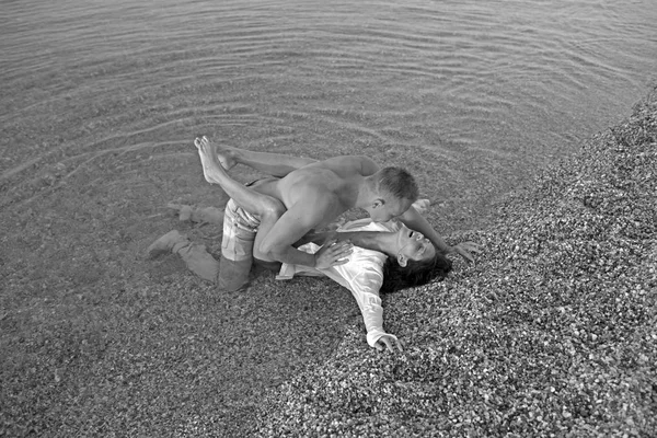 Vacaciones de verano y vacaciones de viaje paraíso. Las relaciones amorosas de la pareja desnuda en el agua de mar. Mujer sexy y el hombre tienen juegos sexuales. Familia y día de San Valentín. Pareja enamorada de sexy cuerpo relajarse en la playa . — Foto de Stock