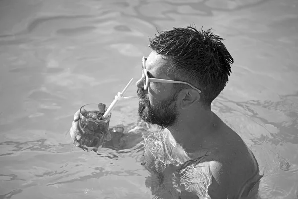 음료, 음식 및 휴식. 여름 방학 및 파티. 물 수영장에서 수영 하는 남자. 수영장에서 칵테일 및 수염 남자 — 스톡 사진